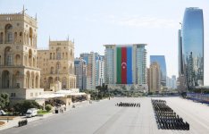 Президент Ильхам Алиев и Первая леди Мехрибан Алиева наблюдали военный парад по случаю 100-летия создания ВС Азербайджана (ФОТО/ВИДЕО)