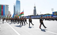Президент Ильхам Алиев и Первая леди Мехрибан Алиева наблюдали военный парад по случаю 100-летия создания ВС Азербайджана (ФОТО/ВИДЕО)