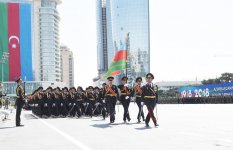 Президент Ильхам Алиев и Первая леди Мехрибан Алиева наблюдали военный парад по случаю 100-летия создания ВС Азербайджана (ФОТО/ВИДЕО)
