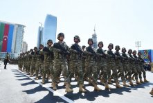 Президент Ильхам Алиев и Первая леди Мехрибан Алиева наблюдали военный парад по случаю 100-летия создания ВС Азербайджана (ФОТО/ВИДЕО)
