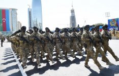 Президент Ильхам Алиев и Первая леди Мехрибан Алиева наблюдали военный парад по случаю 100-летия создания ВС Азербайджана (ФОТО/ВИДЕО)