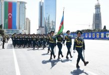 Президент Ильхам Алиев и Первая леди Мехрибан Алиева наблюдали военный парад по случаю 100-летия создания ВС Азербайджана (ФОТО/ВИДЕО)