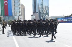 Президент Ильхам Алиев и Первая леди Мехрибан Алиева наблюдали военный парад по случаю 100-летия создания ВС Азербайджана (ФОТО/ВИДЕО)