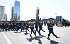 Президент Ильхам Алиев и Первая леди Мехрибан Алиева наблюдали военный парад по случаю 100-летия создания ВС Азербайджана (ФОТО/ВИДЕО)