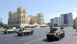 Президент Ильхам Алиев и Первая леди Мехрибан Алиева наблюдали военный парад по случаю 100-летия создания ВС Азербайджана (ФОТО/ВИДЕО)