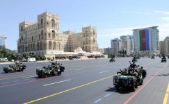 Президент Ильхам Алиев и Первая леди Мехрибан Алиева наблюдали военный парад по случаю 100-летия создания ВС Азербайджана (ФОТО/ВИДЕО)