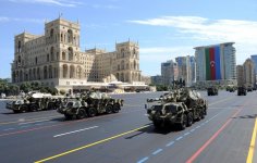 Президент Ильхам Алиев и Первая леди Мехрибан Алиева наблюдали военный парад по случаю 100-летия создания ВС Азербайджана (ФОТО/ВИДЕО)