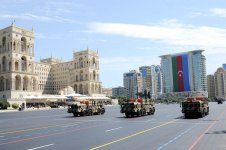Президент Ильхам Алиев и Первая леди Мехрибан Алиева наблюдали военный парад по случаю 100-летия создания ВС Азербайджана (ФОТО/ВИДЕО)