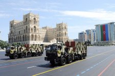 Президент Ильхам Алиев и Первая леди Мехрибан Алиева наблюдали военный парад по случаю 100-летия создания ВС Азербайджана (ФОТО/ВИДЕО)