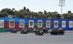 Президент Ильхам Алиев и Первая леди Мехрибан Алиева наблюдали военный парад по случаю 100-летия создания ВС Азербайджана (ФОТО/ВИДЕО)