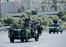 Президент Ильхам Алиев и Первая леди Мехрибан Алиева наблюдали военный парад по случаю 100-летия создания ВС Азербайджана (ФОТО/ВИДЕО)