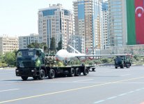 Президент Ильхам Алиев и Первая леди Мехрибан Алиева наблюдали военный парад по случаю 100-летия создания ВС Азербайджана (ФОТО/ВИДЕО)