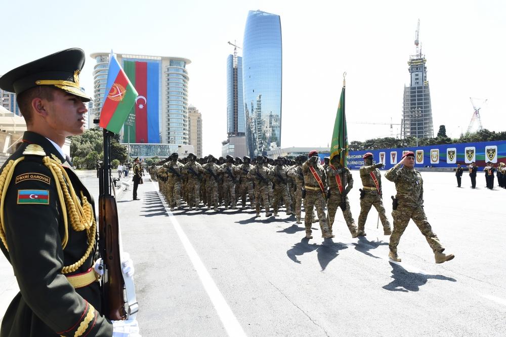 Президент Ильхам Алиев и Первая леди Мехрибан Алиева наблюдали военный парад по случаю 100-летия создания ВС Азербайджана (ФОТО/ВИДЕО)