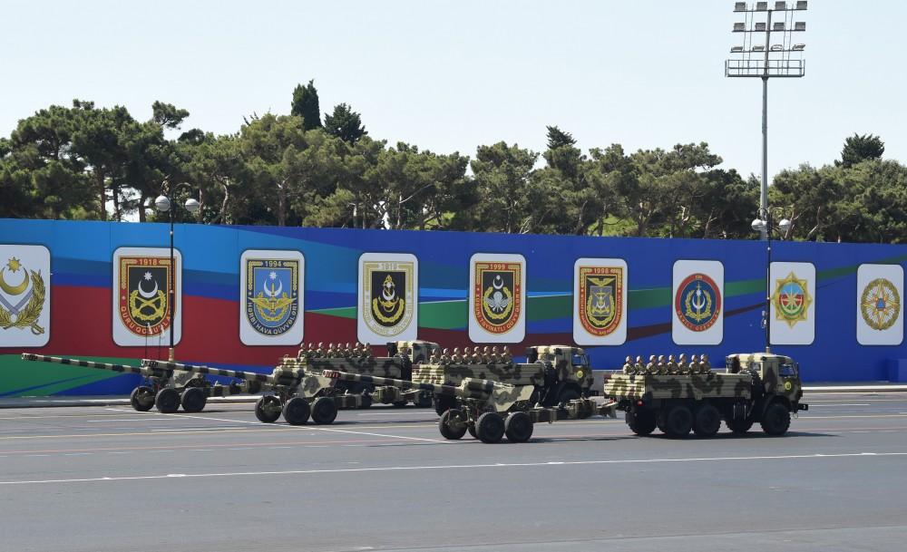 Президент Ильхам Алиев и Первая леди Мехрибан Алиева наблюдали военный парад по случаю 100-летия создания ВС Азербайджана (ФОТО/ВИДЕО)