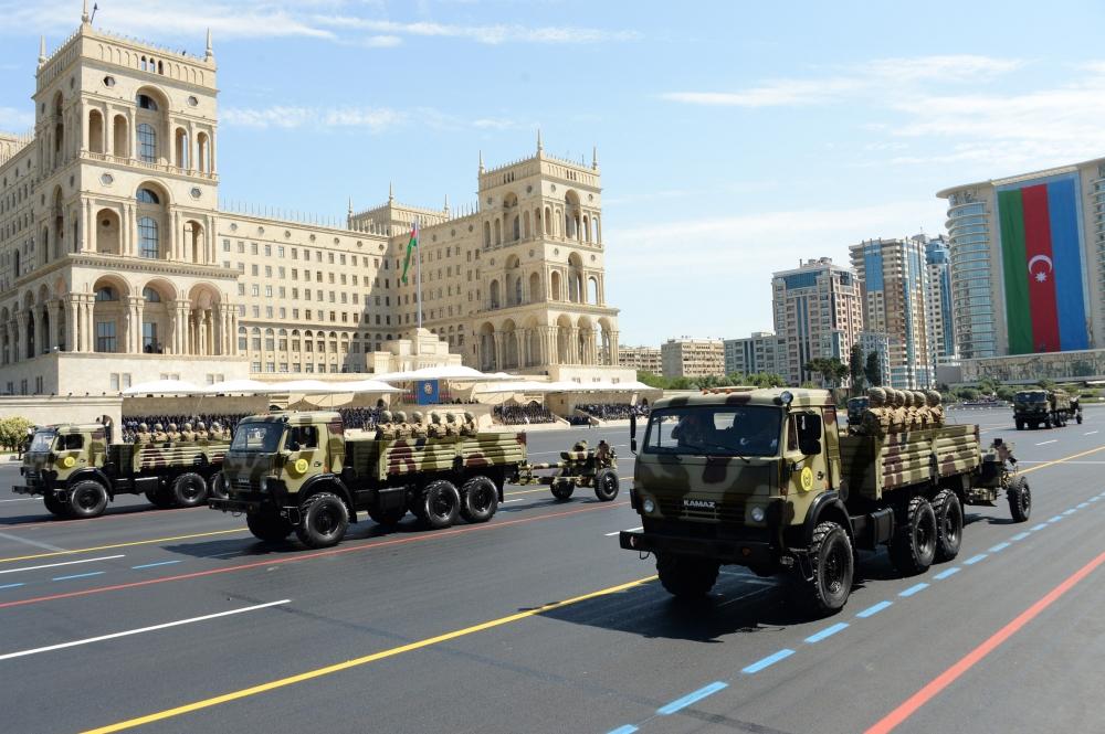 Президент Ильхам Алиев и Первая леди Мехрибан Алиева наблюдали военный парад по случаю 100-летия создания ВС Азербайджана (ФОТО/ВИДЕО)