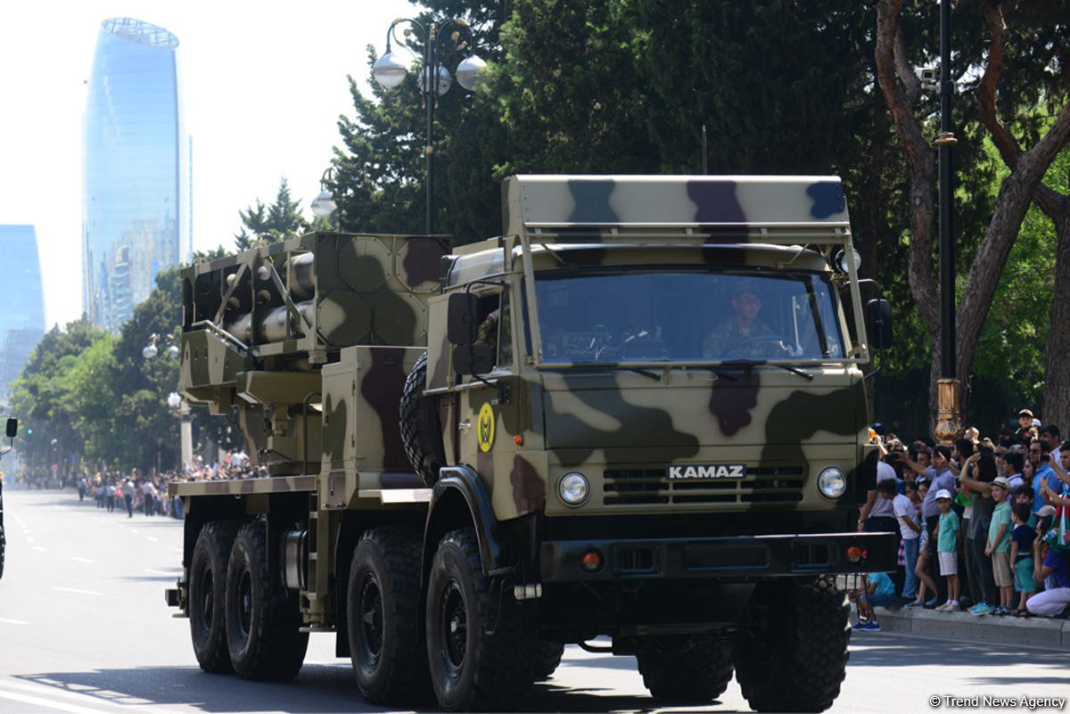 В Баку прошел военный парад в связи со 100-летним юбилеем ВС Азербайджана (ФОТО/ВИДЕО)