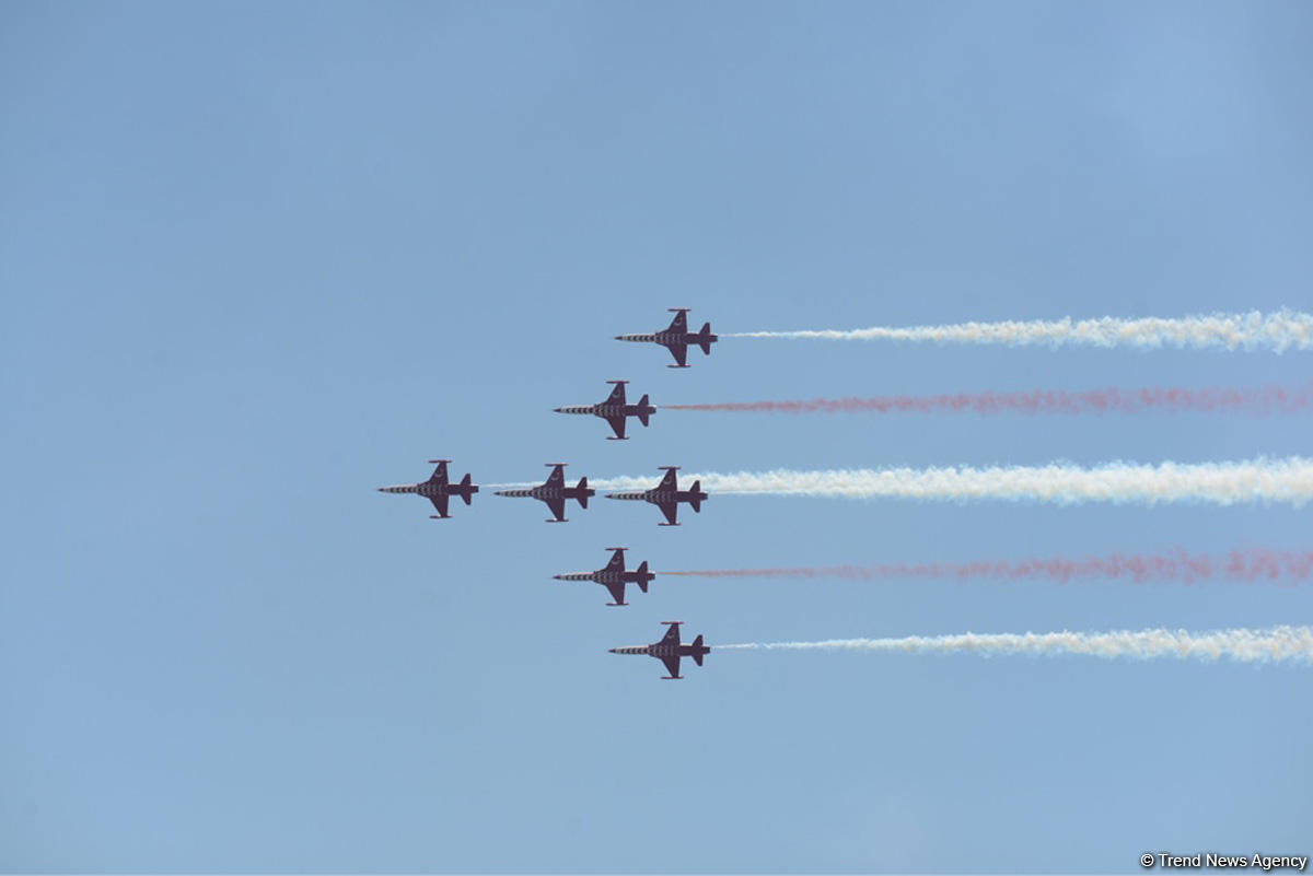 Demonstration flights of Solo Turk and Turkish Stars aircraft above Baku Bay (PHOTO)