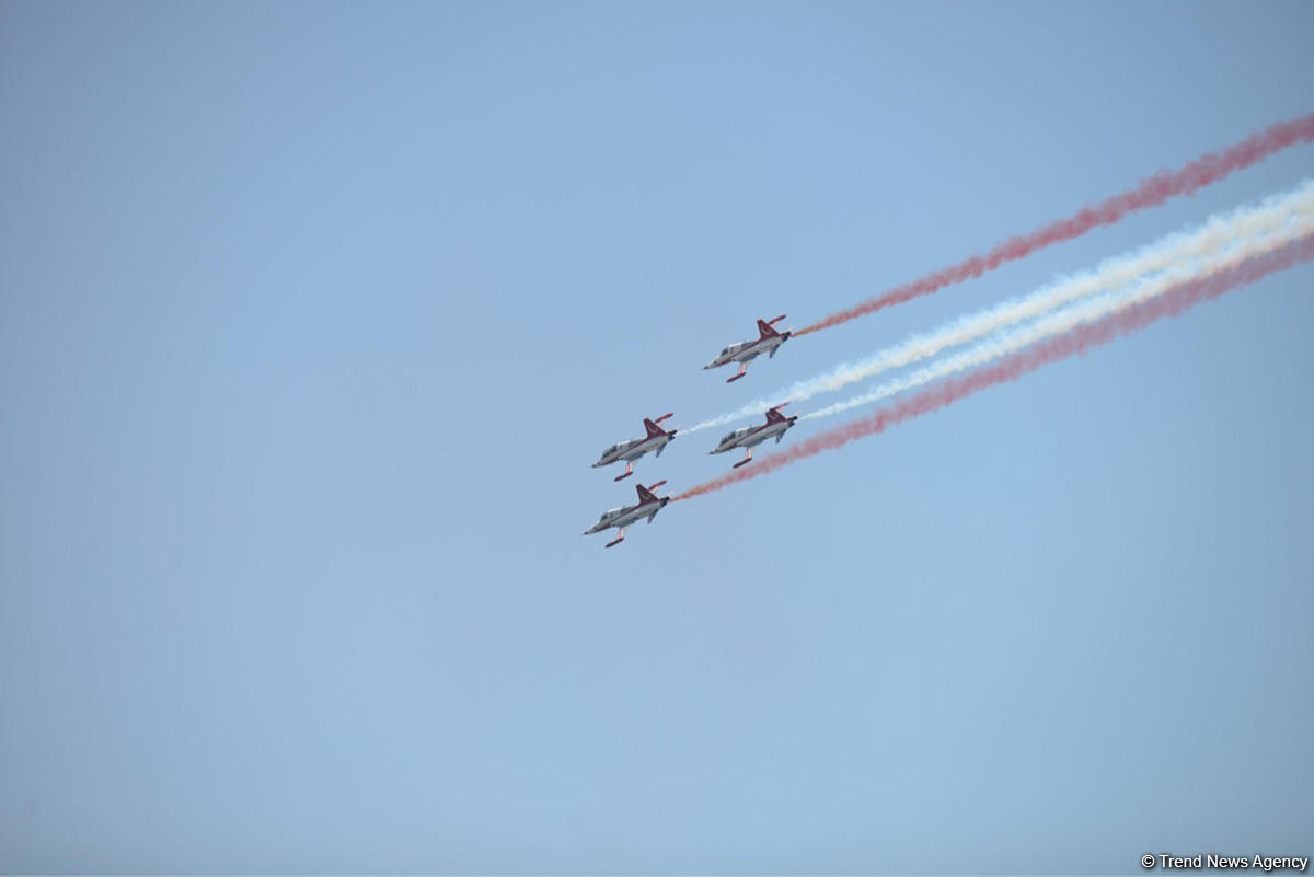 Demonstration flights of Solo Turk and Turkish Stars aircraft above Baku Bay (PHOTO)