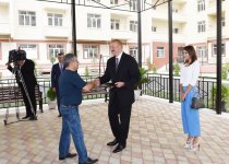 Президент Азербайджана и его супруга приняли участие в церемонии передачи квартир и автомобилей инвалидам войн и семьям шехидов (ФОТО)
