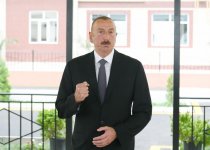 Президент Азербайджана и его супруга приняли участие в церемонии передачи квартир и автомобилей инвалидам войн и семьям шехидов (ФОТО)