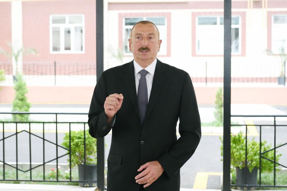 Президент Азербайджана и его супруга приняли участие в церемонии передачи квартир и автомобилей инвалидам войн и семьям шехидов (ФОТО)