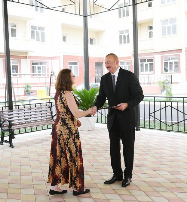 Президент Азербайджана и его супруга приняли участие в церемонии передачи квартир и автомобилей инвалидам войн и семьям шехидов (ФОТО)