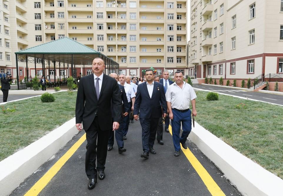 Президент Азербайджана и его супруга приняли участие в церемонии передачи квартир и автомобилей инвалидам войн и семьям шехидов (ФОТО)