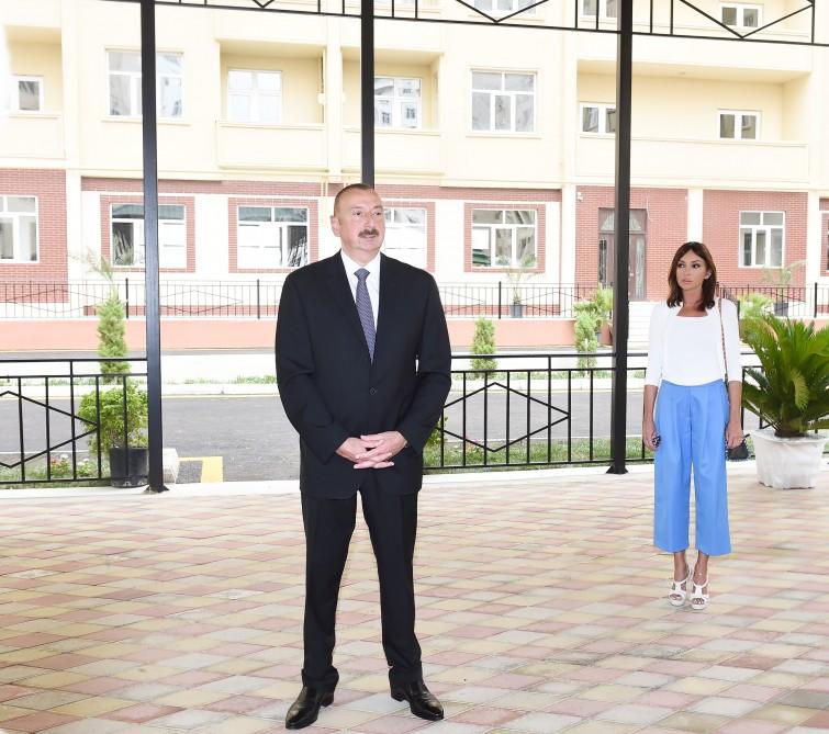 Президент Азербайджана и его супруга приняли участие в церемонии передачи квартир и автомобилей инвалидам войн и семьям шехидов (ФОТО)