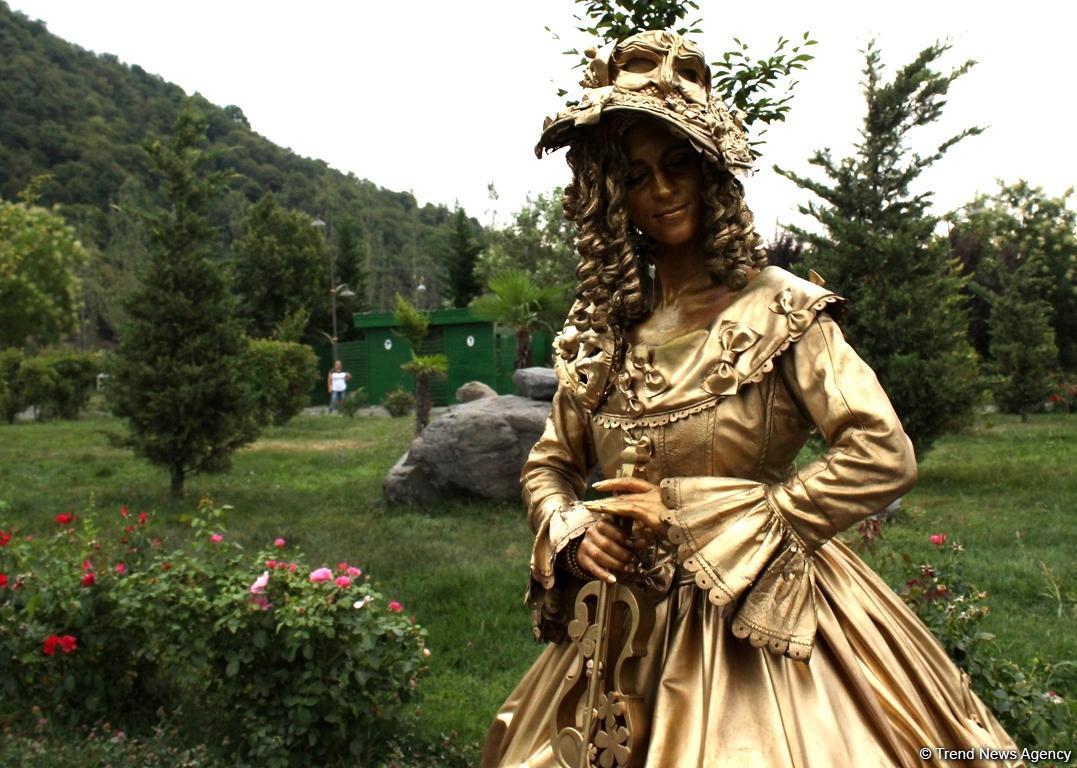 В Габале очень красиво, у нас море эмоций – живые скульптуры из Украины (ФОТО)