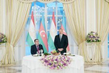 Azerbaijani president hosts official reception in honor of Tajik counterpart (PHOTO)