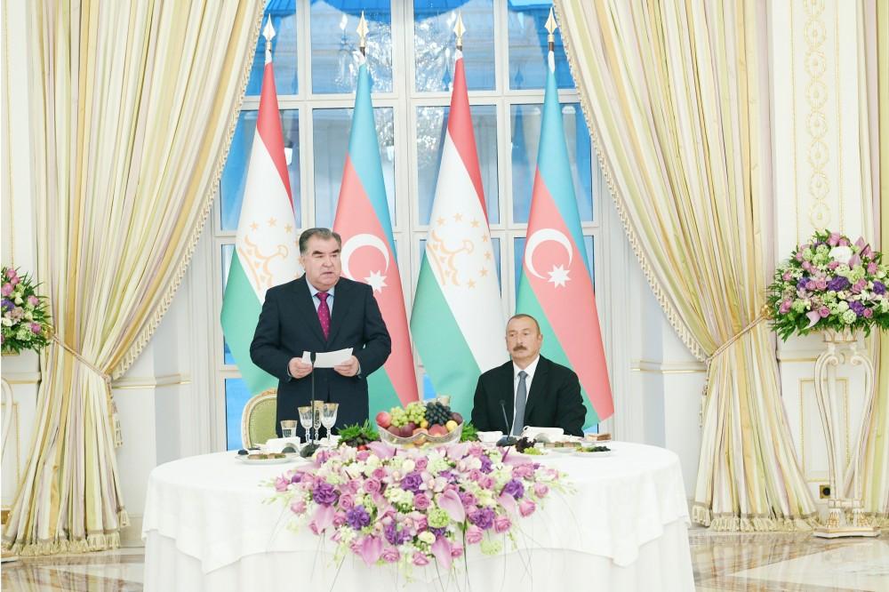 Azerbaijani president hosts official reception in honor of Tajik counterpart (PHOTO)