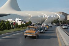 От парка Центра Гейдара Алиева по улицам Баку прошел традиционный пробег классических автомобилей (ФОТО)