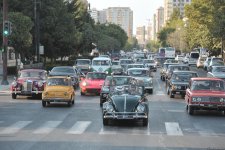 От парка Центра Гейдара Алиева по улицам Баку прошел традиционный пробег классических автомобилей (ФОТО)