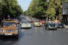 От парка Центра Гейдара Алиева по улицам Баку прошел традиционный пробег классических автомобилей (ФОТО)