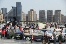От парка Центра Гейдара Алиева по улицам Баку прошел традиционный пробег классических автомобилей (ФОТО)