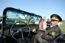 От парка Центра Гейдара Алиева по улицам Баку прошел традиционный пробег классических автомобилей (ФОТО)