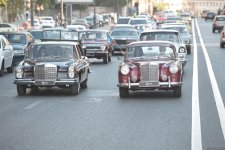 От парка Центра Гейдара Алиева по улицам Баку прошел традиционный пробег классических автомобилей (ФОТО)