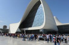 От парка Центра Гейдара Алиева по улицам Баку прошел традиционный пробег классических автомобилей (ФОТО)