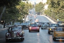 От парка Центра Гейдара Алиева по улицам Баку прошел традиционный пробег классических автомобилей (ФОТО)