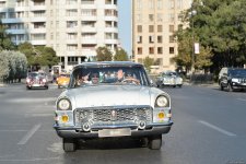 От парка Центра Гейдара Алиева по улицам Баку прошел традиционный пробег классических автомобилей (ФОТО)