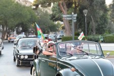 От парка Центра Гейдара Алиева по улицам Баку прошел традиционный пробег классических автомобилей (ФОТО)