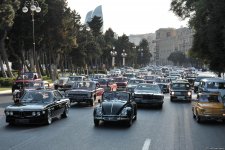 От парка Центра Гейдара Алиева по улицам Баку прошел традиционный пробег классических автомобилей (ФОТО)