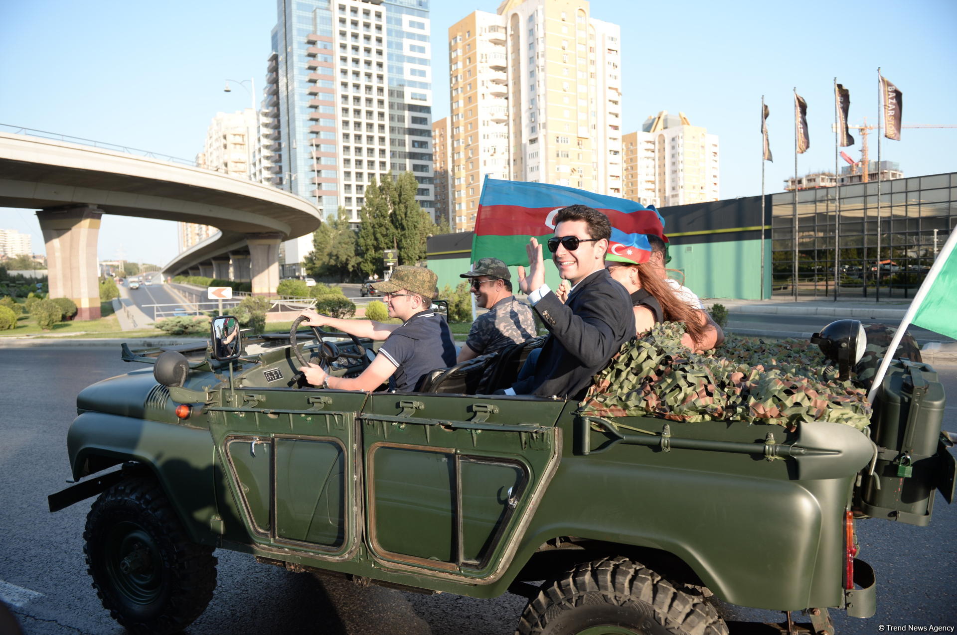 От парка Центра Гейдара Алиева по улицам Баку прошел традиционный пробег классических автомобилей (ФОТО)