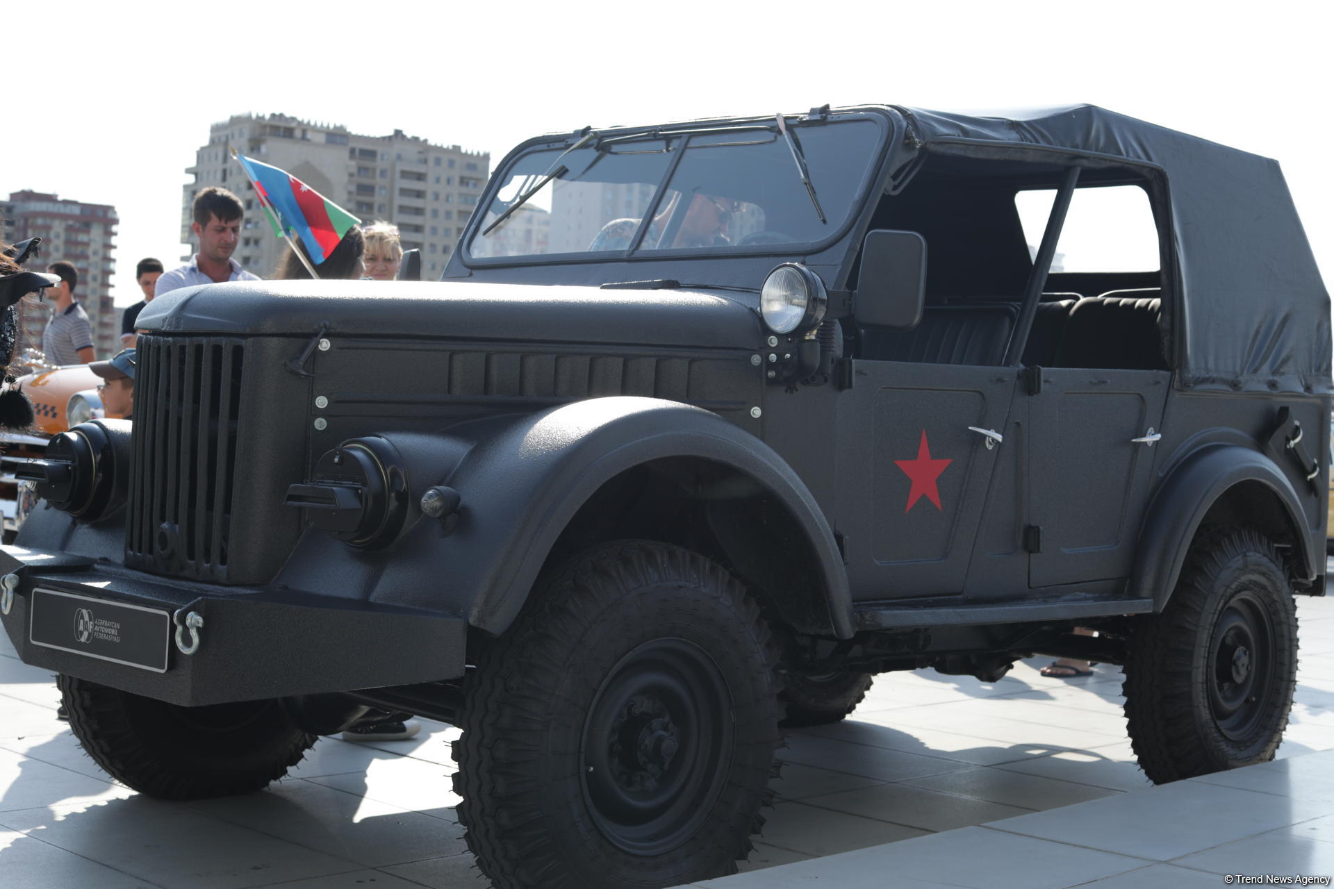 От парка Центра Гейдара Алиева по улицам Баку прошел традиционный пробег классических автомобилей (ФОТО)