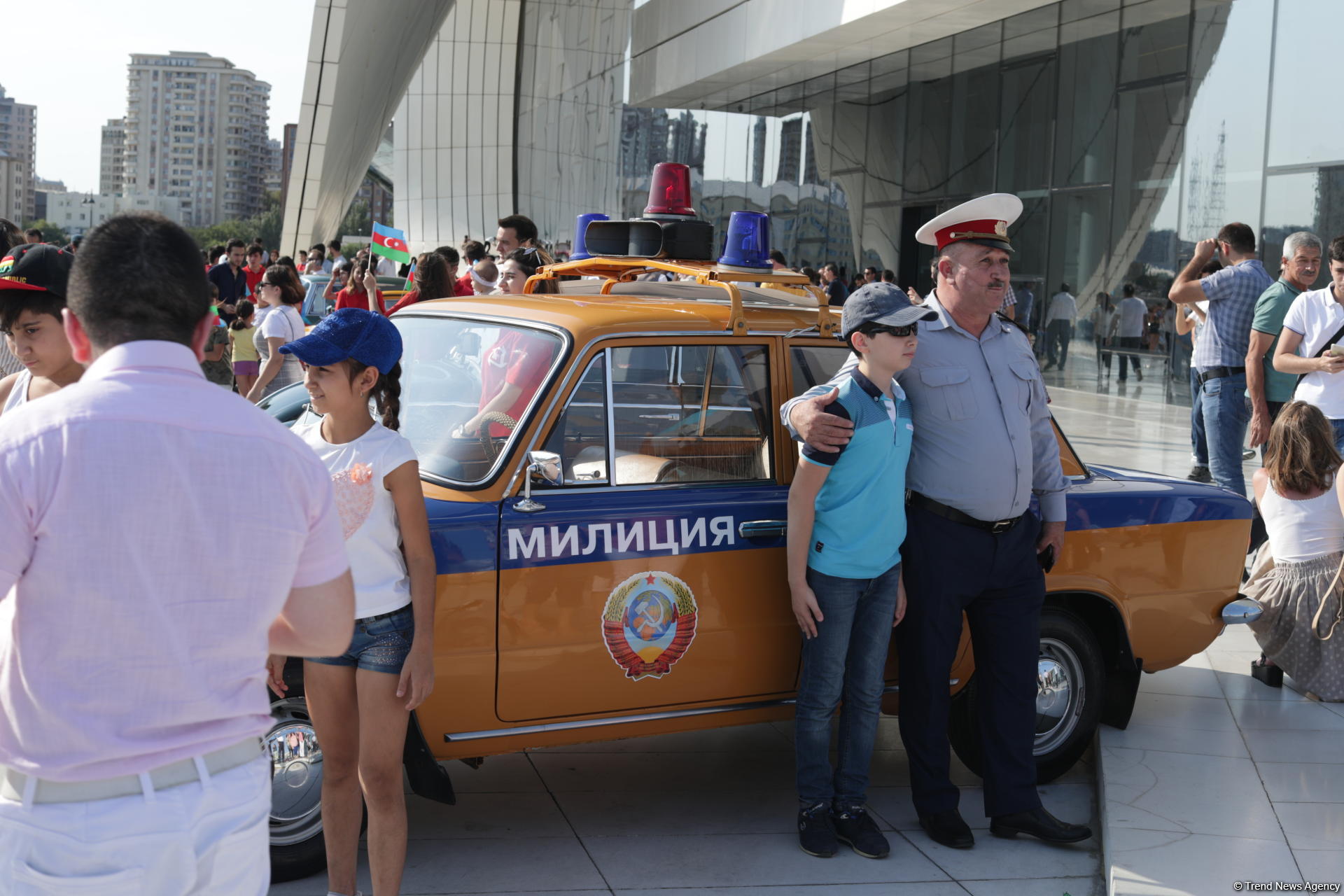 От парка Центра Гейдара Алиева по улицам Баку прошел традиционный пробег классических автомобилей (ФОТО)