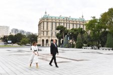 Президент Ильхам Алиев и Первая леди Мехрибан Алиева приняли участие в открытии вновь восстановленного фонтанного комплекса "Лебеди" на Бакинском бульваре (ФОТО)