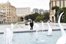 Президент Ильхам Алиев и Первая леди Мехрибан Алиева приняли участие в открытии вновь восстановленного фонтанного комплекса "Лебеди" на Бакинском бульваре (ФОТО)