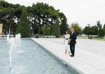 Президент Ильхам Алиев и Первая леди Мехрибан Алиева приняли участие в открытии вновь восстановленного фонтанного комплекса "Лебеди" на Бакинском бульваре (ФОТО)