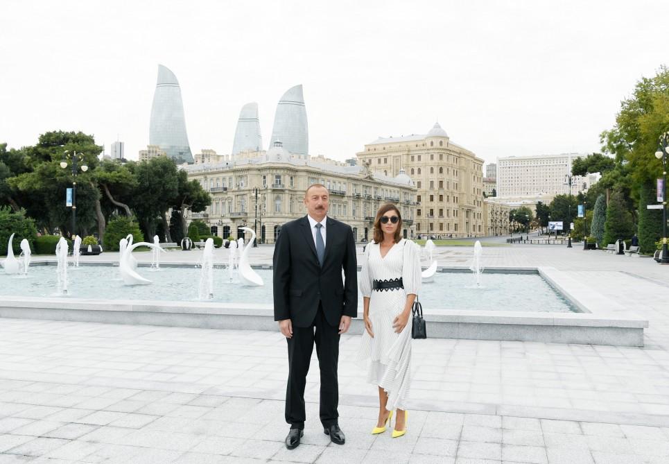 Президент Ильхам Алиев и Первая леди Мехрибан Алиева приняли участие в открытии вновь восстановленного фонтанного комплекса "Лебеди" на Бакинском бульваре (ФОТО)