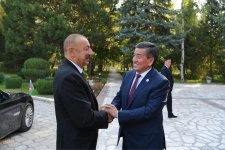 President Aliyev meets Kyrgyz counterpart in Cholpon-Ata (PHOTO)